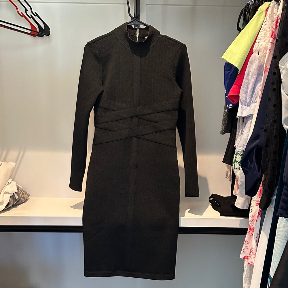 VENUS Black Long-Sleeve Ribbed Knit Sheath Dress
